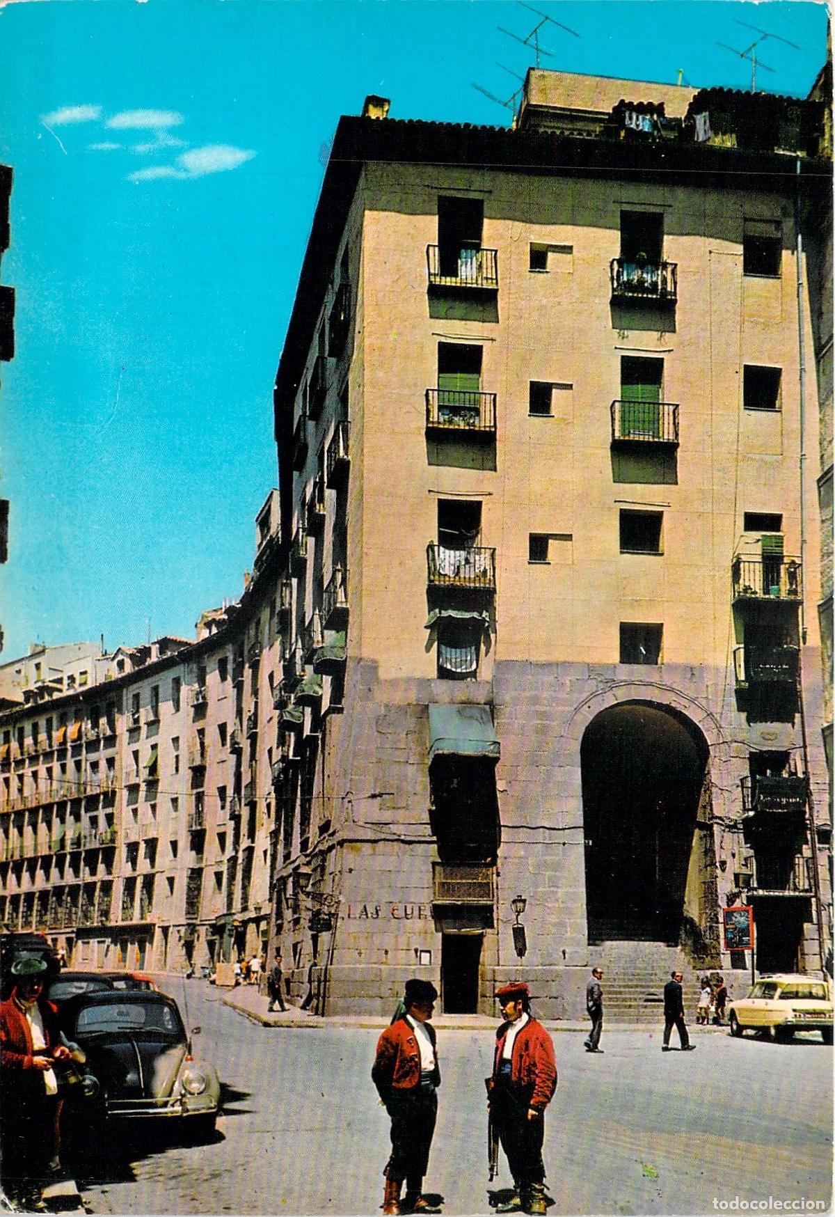 Postales: Postal de El Arco de Cuchilleros en Madrid con personajes t&iacute;picos