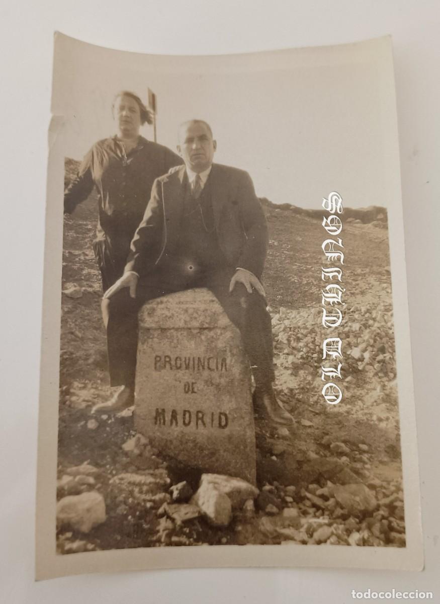 Postales: FOTOGRAFIA DE PAREJA EN EL HITO DE LA PROVINCIA DE MADRID, SIERRA DE GUADARRAMA, A&Ntilde;OS 30 / 40, MIDE