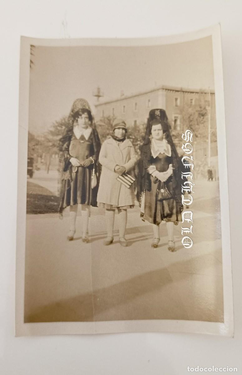 Postales: FOTOGRAFIA DE MUJERES CON MANTILLA, MADRID, A&Ntilde;OS 30 / 40, MIDE 8,5 X 6 CMS.