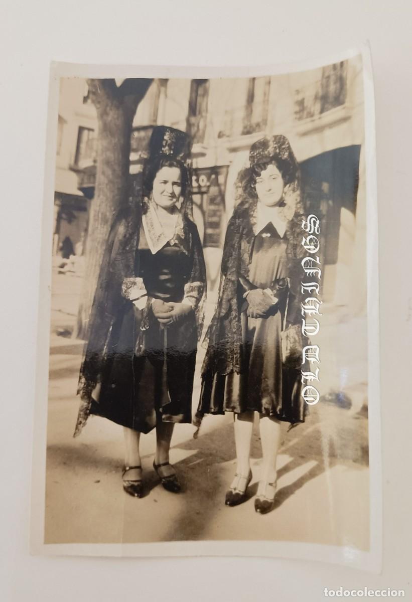 Postales: FOTOGRAFIA DE MUJERES CON MANTILLA, MADRID, A&Ntilde;OS 30 / 40, MIDE 8,5 X 6 CMS.