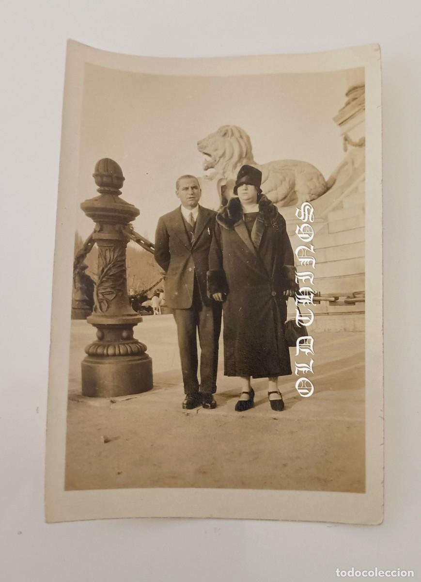 Postales: FOTOGRAFIA DE PAREJA EN MADRID, CONGRESO DE LOS DIPUTADOS, A&Ntilde;OS 30 / 40, MIDE 8,5 X 6 CMS.