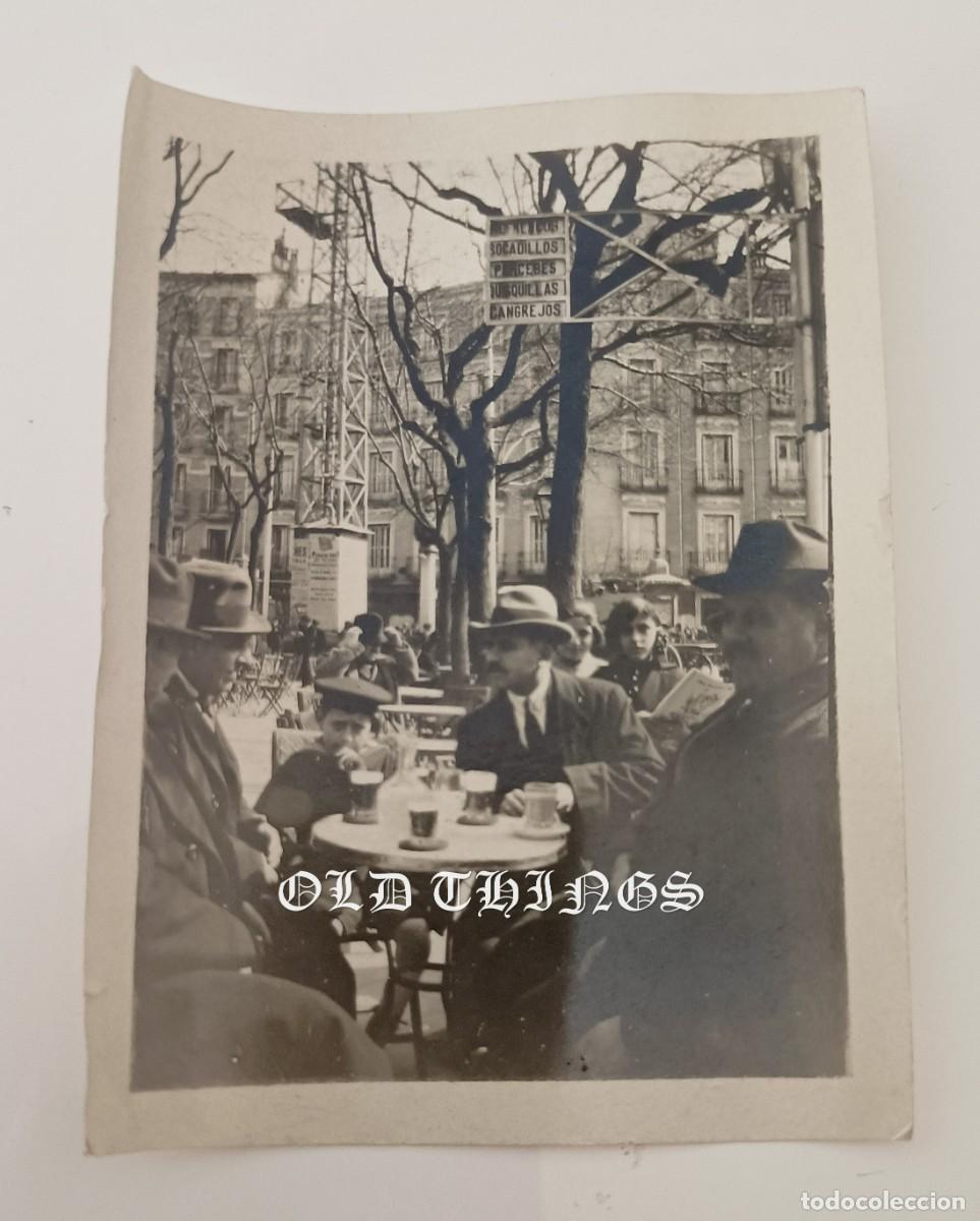 Postales: FOTOGRAFIA DE CABALLEROS EN LA TERRAZA DE UN BAR EN MADRID, A&Ntilde;OS 30 / 40, MIDE 8,5 X 6 CMS.