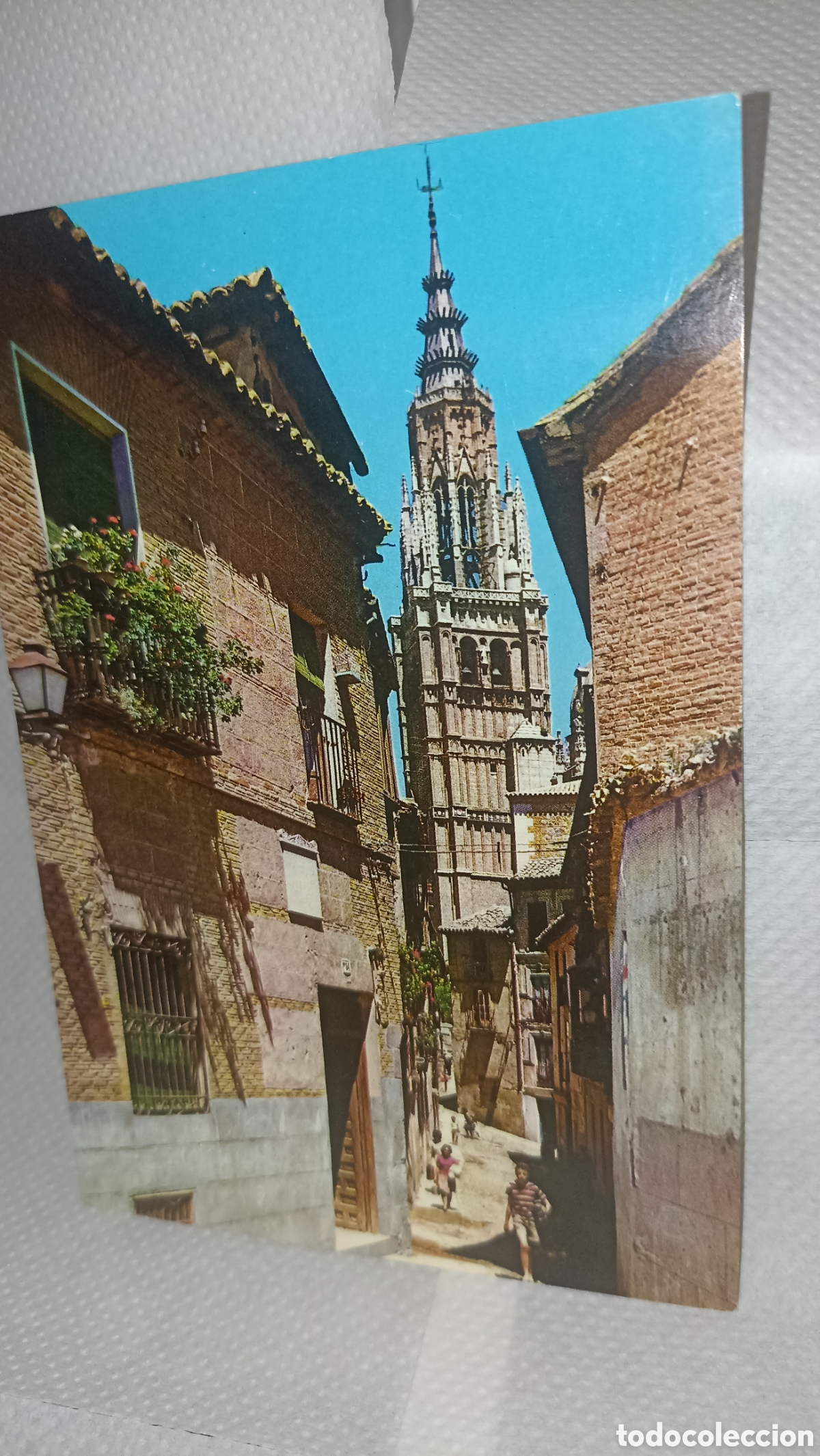 Postales: Toledo la calle t&iacute;pica al fondo catedral