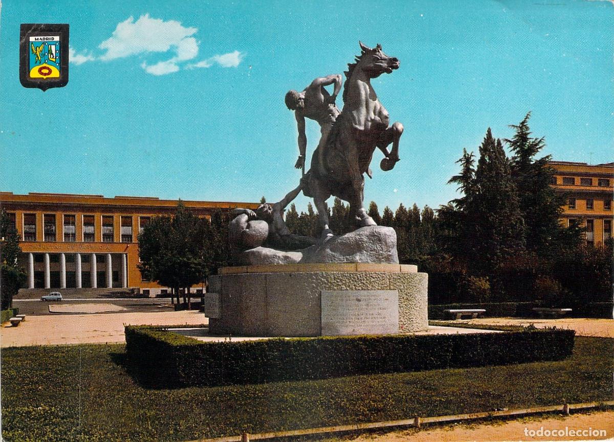 Postales: Postal de la Facultad de Farmacia y Escultura en la Ciudad Universitaria, Madrid