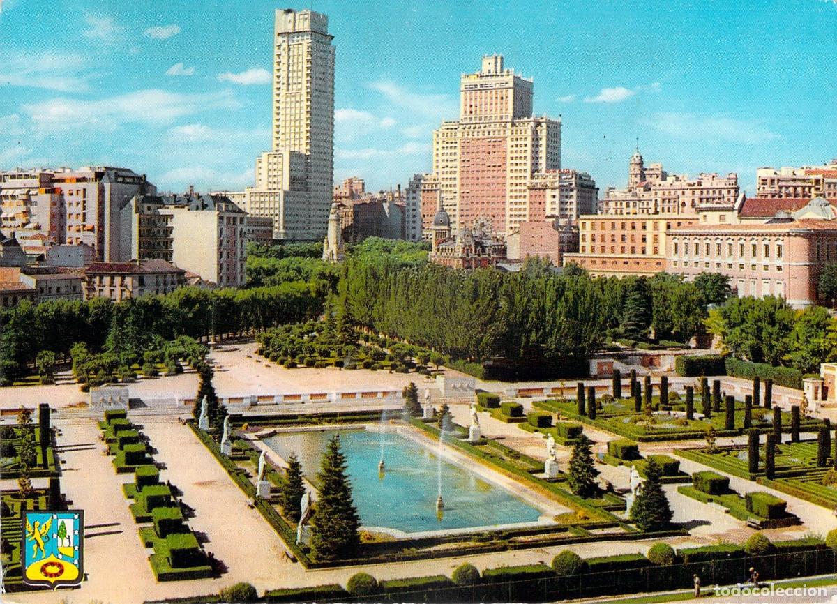 Postales: Postal de los Jardines de Sabatini y el Skyline de Madrid