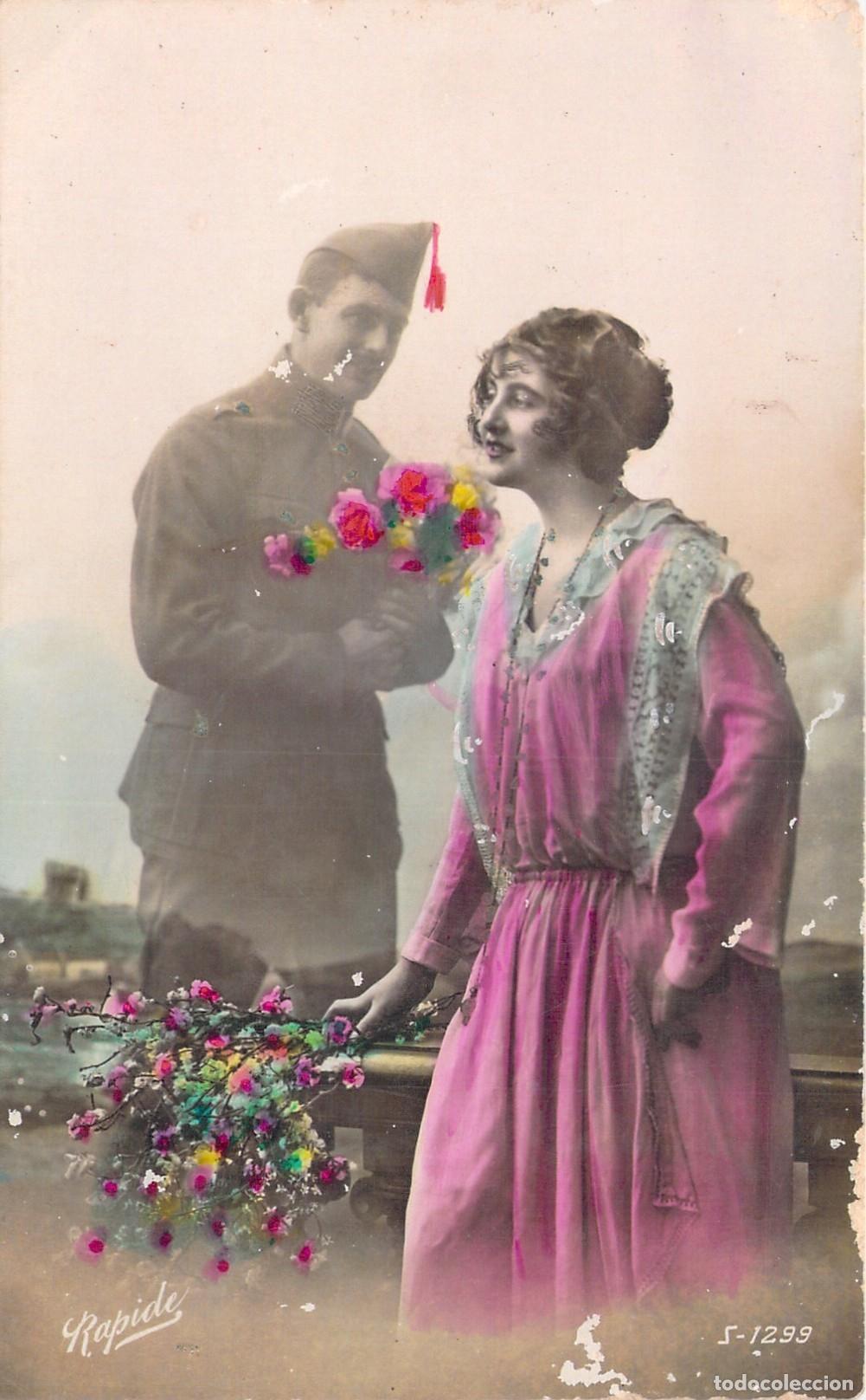 Postales: Postal antigua de pareja con soldado y flores dedicada en 1925