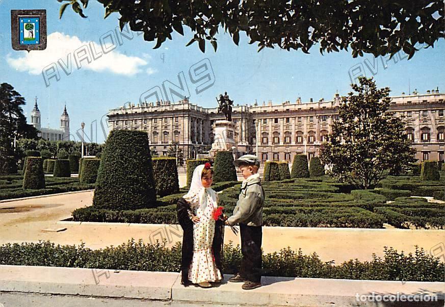 Postales: Palacio Real y parejita t&iacute;pica (Madrid) - Escrita - A&ntilde;os 60 o 70