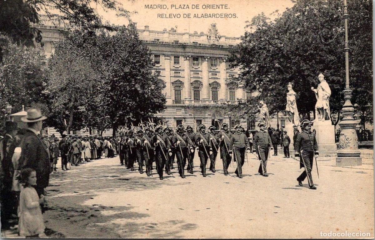Postales: Madrid - Plaza de Oriente - Relevo de Alabarderos - Hauser y Menet - 138x88mm