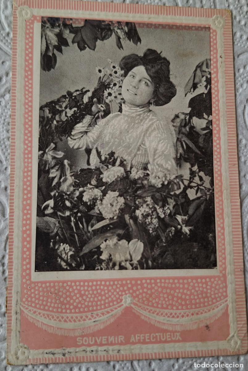 Postales: SOUVENIR AFFECTUEUX - POSTAL FRANCESA MUY ANTIGUA MANUSCRITA EN 1917 - MUJER CON FLORES