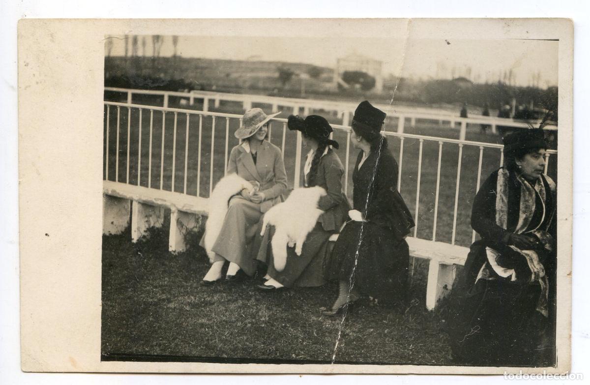 Postais: Se&ntilde;oras en un hip&oacute;dromo ? Postal fotogr&aacute;fica A. Rodero, Redactor art&iacute;stico de Arte Taurino Madrid
