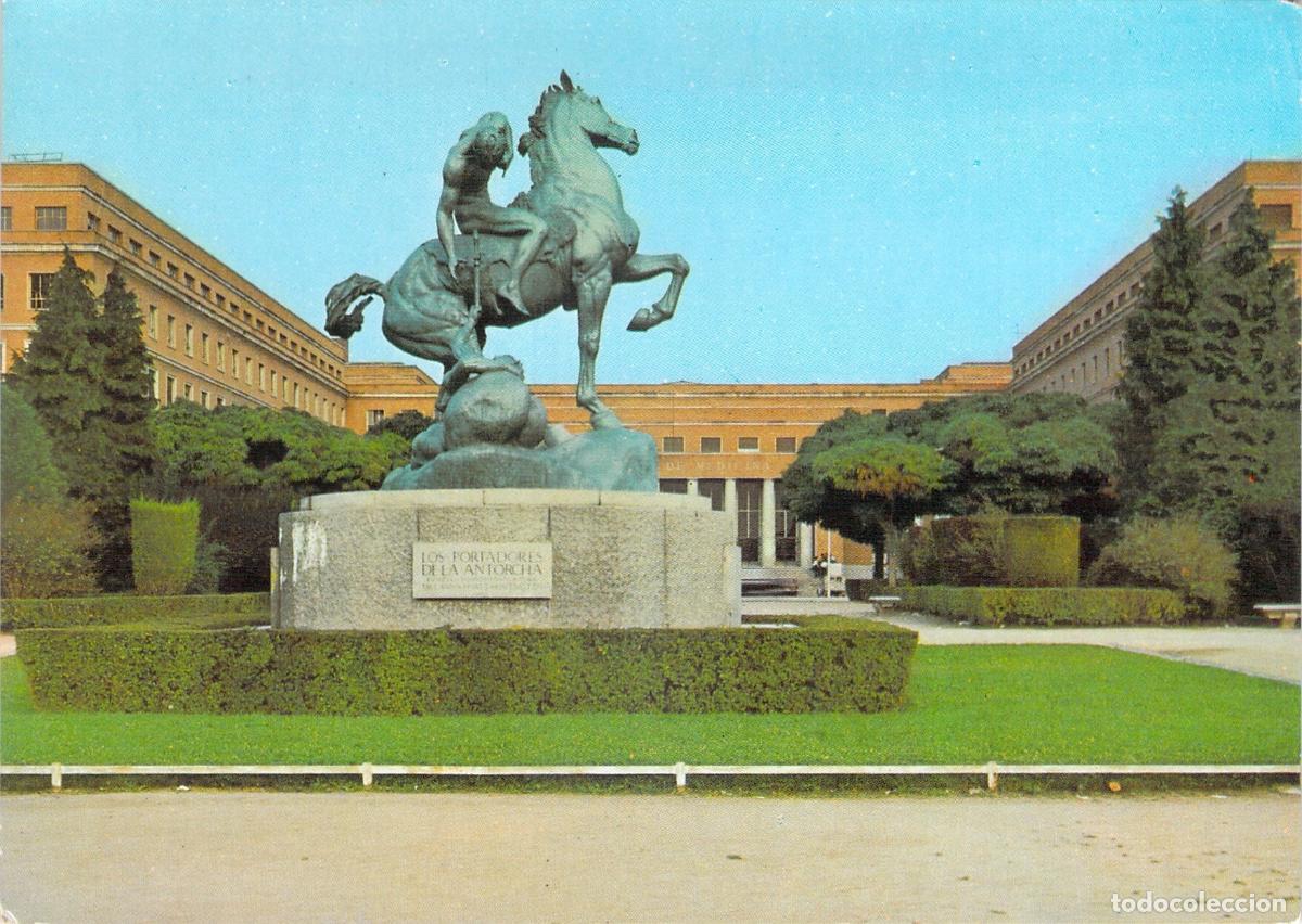 Postales: Postal de la Ciudad Universitaria de Madrid con Escultura