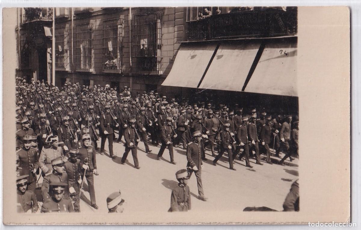 Postales: 1920 el Pr&iacute;ncipe de Asturias Alfonso de Borb&oacute;n y Battenberg desfilando por las calles de Madrid.