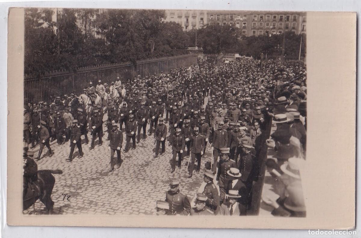 Postales: 1920 el Pr&iacute;ncipe de Asturias Alfonso de Borb&oacute;n y Battenberg desfilando por las calles de Madrid.