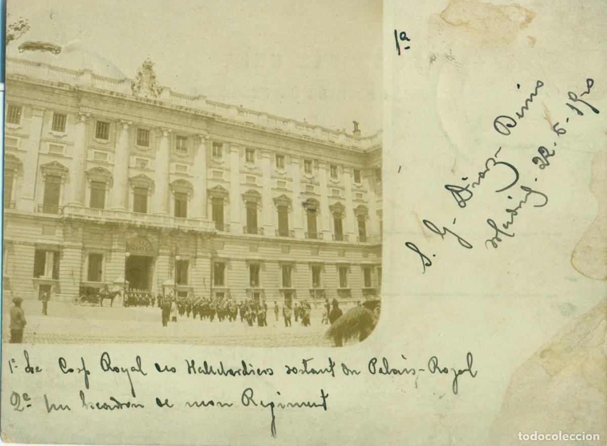 Postales: MADRID. PALACIO REAL. RELEVO DE LA GUARDIA. 1900. CIRCULADA CON DOS PELONES. MUY RARA.