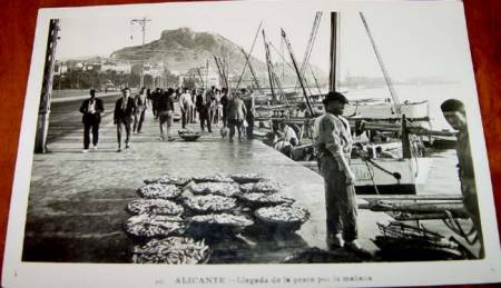 Postkarten: ANTIGUA POSTAL DE LOS PESCADORES DEL PUERTO DE ALICANTE, CON LA LLEGADA DE LA PESCA POR LA MA&Ntilde;ANA