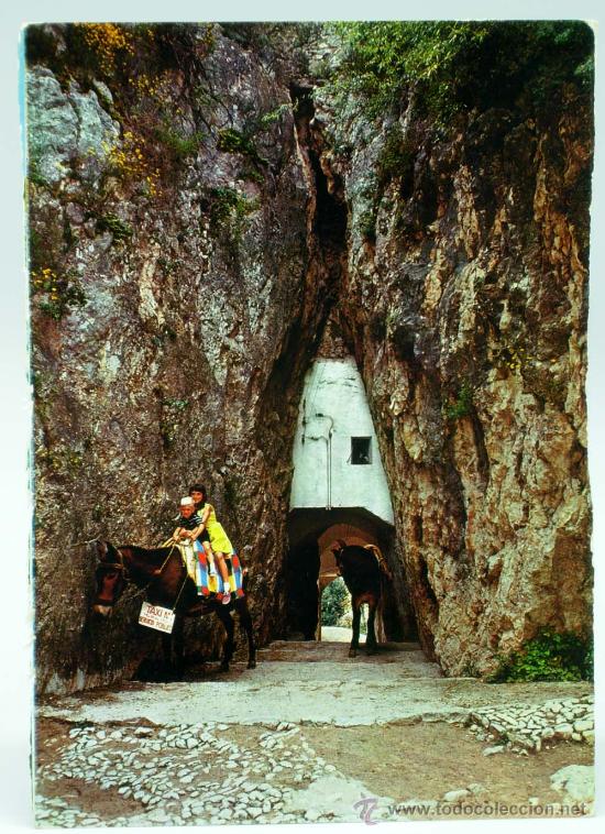 Cartes Postales: Postal Castell de Guadalest T&uacute;nel entrada pueblo Ed Hnos Galiana a&ntilde;os 60 circulada burro taxi