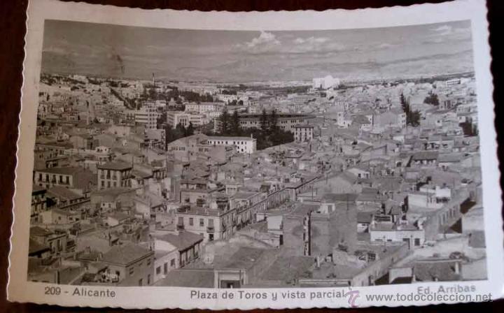 Postais: ANTIGUA FOTO POSTAL DE ALICANTE - PLAZA DE TOROS Y VISTA PARCIAL - ED. ARRIBAS - CIRCULADA EN 1962