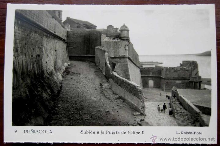 Postales: ANTIGUA FOTO POSTAL DE PE&Ntilde;ISCOLA - SUBIDA A LA PUERTA DE FELIPE II - ED. L. ROISIN - NO CIRCULADA.