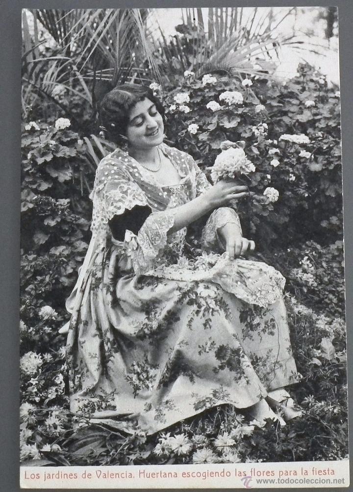 Postales: POSTAL DE LOS JARDINES DE VALENCIA - HU&Eacute;RFANA ESCOGIENDO LAS FLORES PARA LA FIESTA