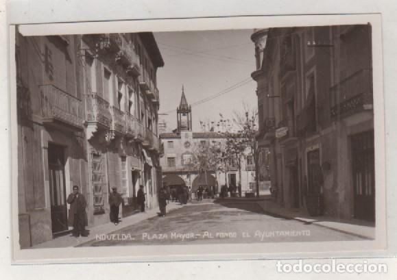 Postales: Novelda Plaza Mayor Al fondo el Ayuntamiento. Sin circular. Fotogr&aacute;fica.