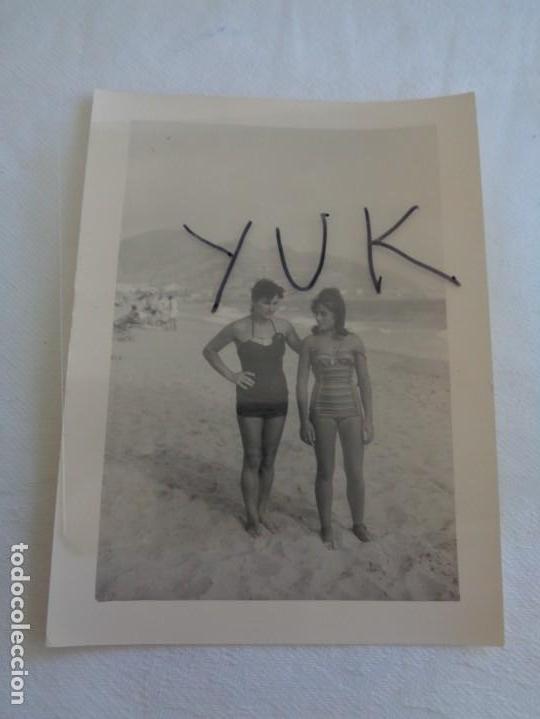 Postkarten: bonita foto de 2 mujeres en traje de ba&ntilde;o de finales de los a&ntilde;os 60 en una playa cercana a Cullera
