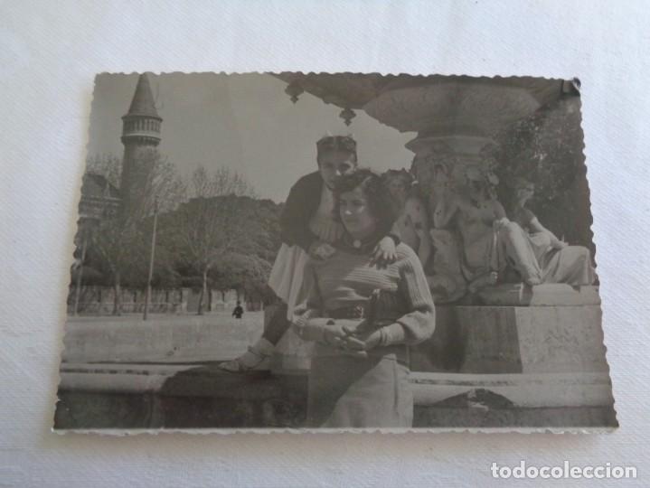 Postales: foto de ni&ntilde;a y su madre en fuente del paseo de la alameda con el palacio de ripalda  - a&ntilde;os 60