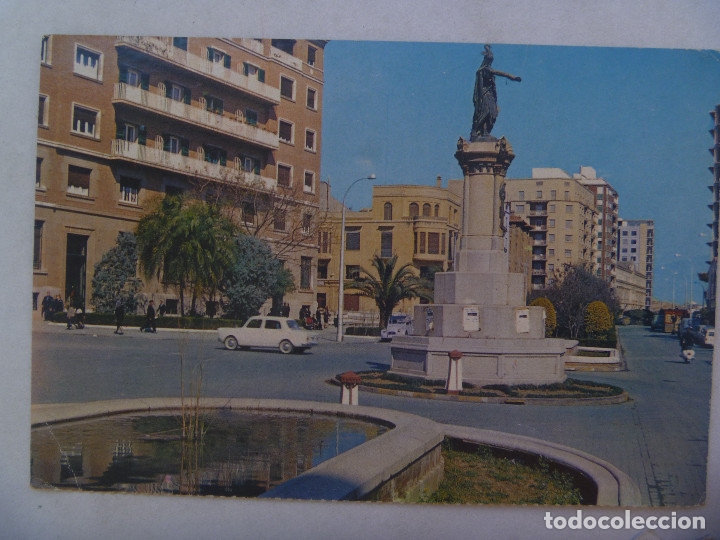Postales: POSTAL DE CASTELLON : MONUMENTO A JAIME EL CONQUISTADOR . A&Ntilde;OS 60 , COCHE DE EPOCA Y MOTO VESPA