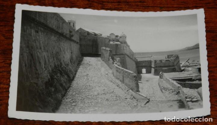 Postales: FOTO POSTAL DE PE&Ntilde;ISCOLA, MURALLAS DE FELIPE II, N.3, CIRCULADA, ED. COMAS ALDEA.