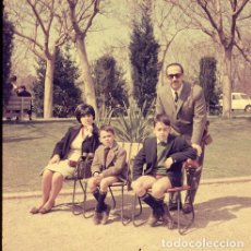 Postales: DIAPOSITIVA ESPAÑA VALENCIA VIVEROS 1966 GRAN FORMATO 55MM SPAIN FOTO PHOTO RETRATO FAMILIA PARQUE