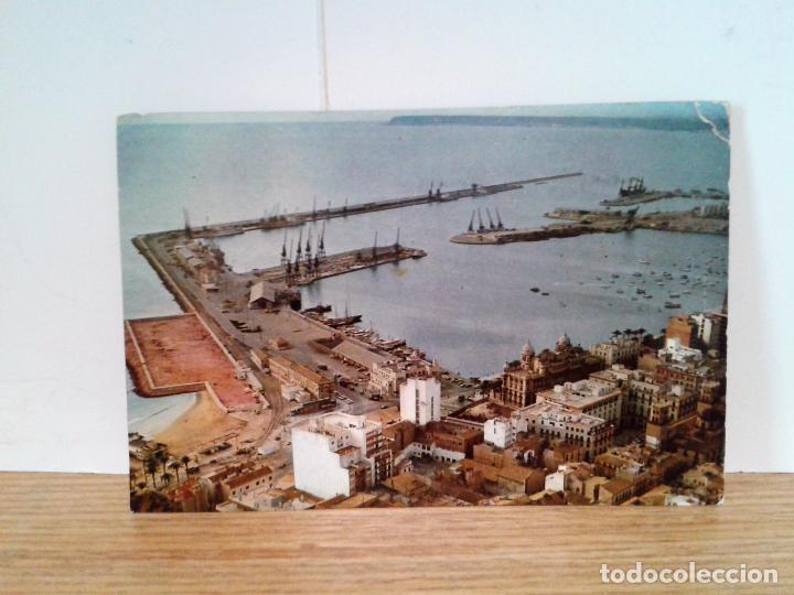 Postkarten: Alicante. Vista general del puerto. Edic. Raker. Originalidad de la vista del terreno del Hotel.