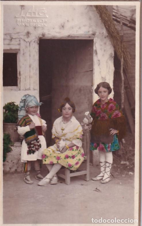Postkarten: Preciosa fotograf&iacute;a coloreada tama&ntilde;o postal. Ara fot&oacute;grafo. 1927 Ni&ntilde;os vestidos de valencianos.