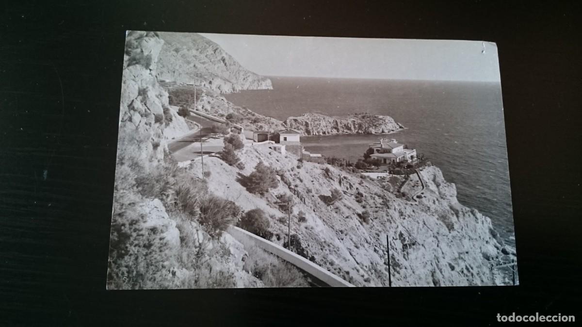 Postales: TARJETA POSTAL ALTEA VISTA DE LA COSTA ALICANTE - CIRCULADA A&Ntilde;O 1963