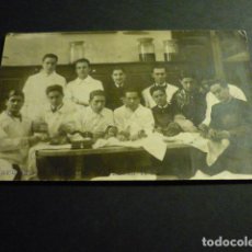Postales: VALENCIA FACULTAD DE MEDICINA 1917 ALUMNOS HACIENDO PRACTICAS CON VISCERAS POSTAL FOTOGRAFICA
