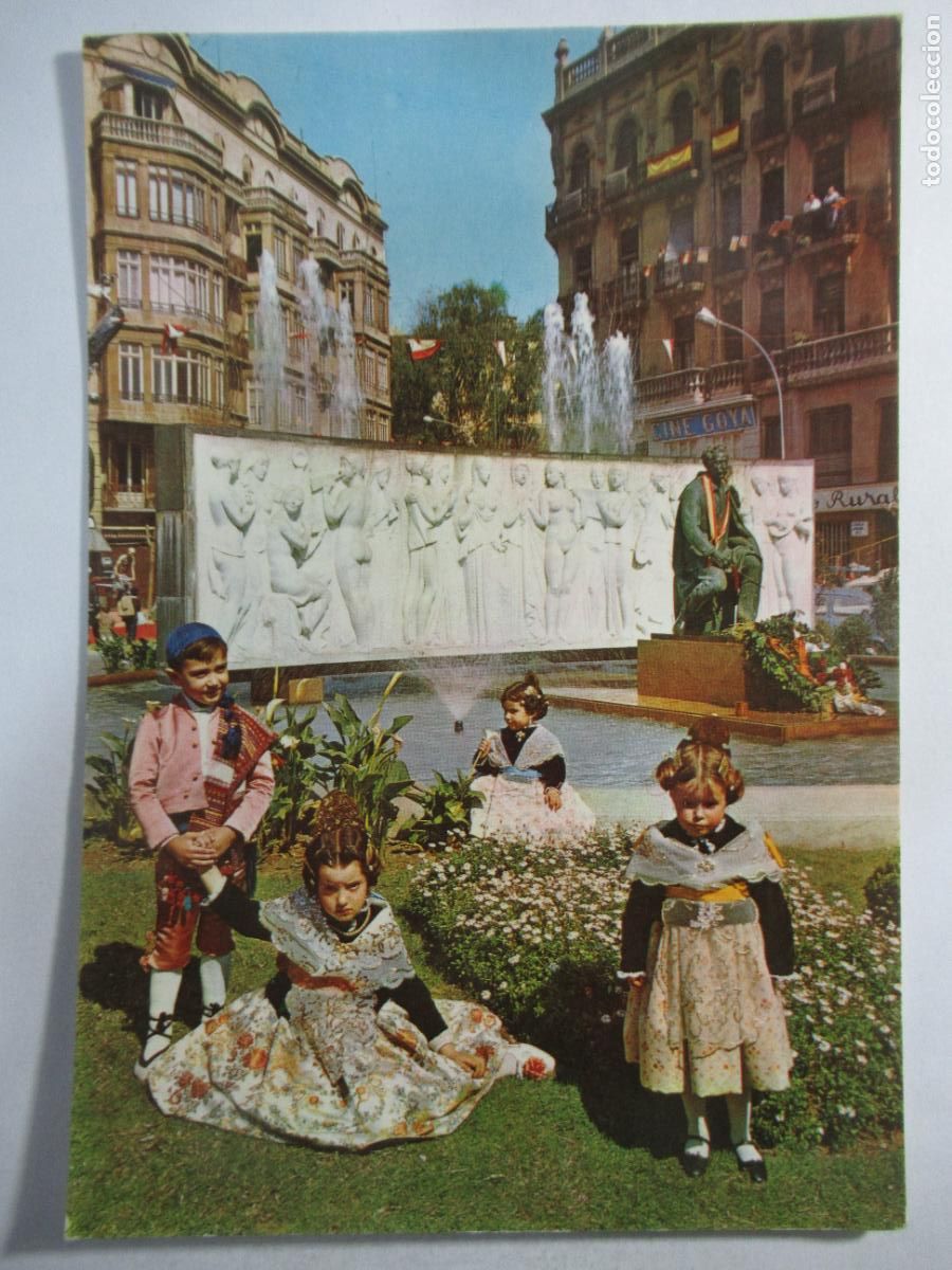 Postales: Valencia - Monumento al Maestro Serrano. Ni&ntilde;os con el traje t&iacute;pico - S/C