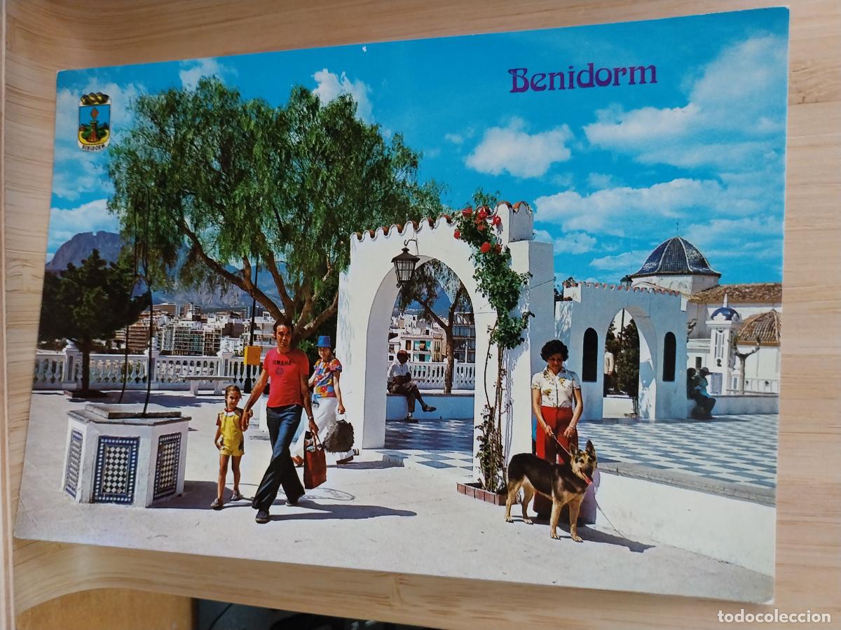 Postales: BENIDORM PLAZA DEL CASTILLO ED HNOS GALIANA 135 CIRCULADA A&Ntilde;O 1977 ANIMADA PASTOR ALEMAN