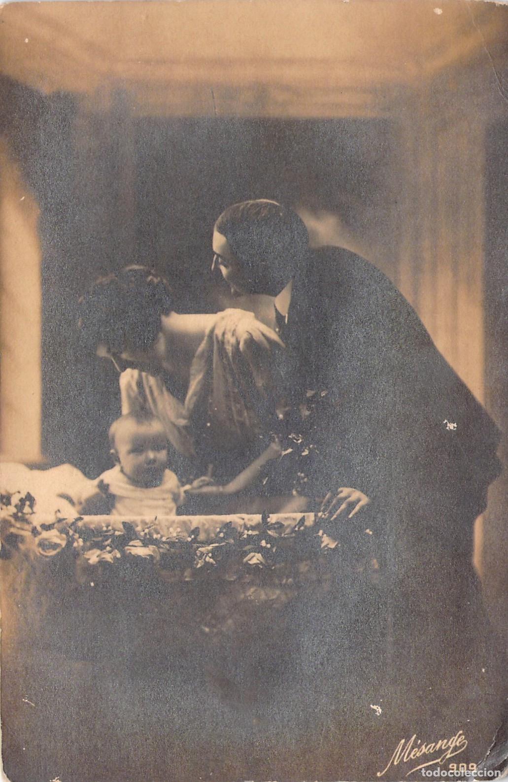 Cartes Postales: Tarjeta Postal de Familia y Beb&eacute; en Cuna - Escena Sentimental