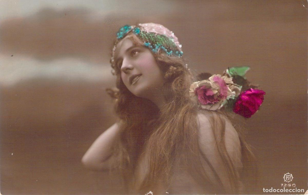 Postales: Tarjeta Postal Retrato de Mujer Joven con Flores y Tocado