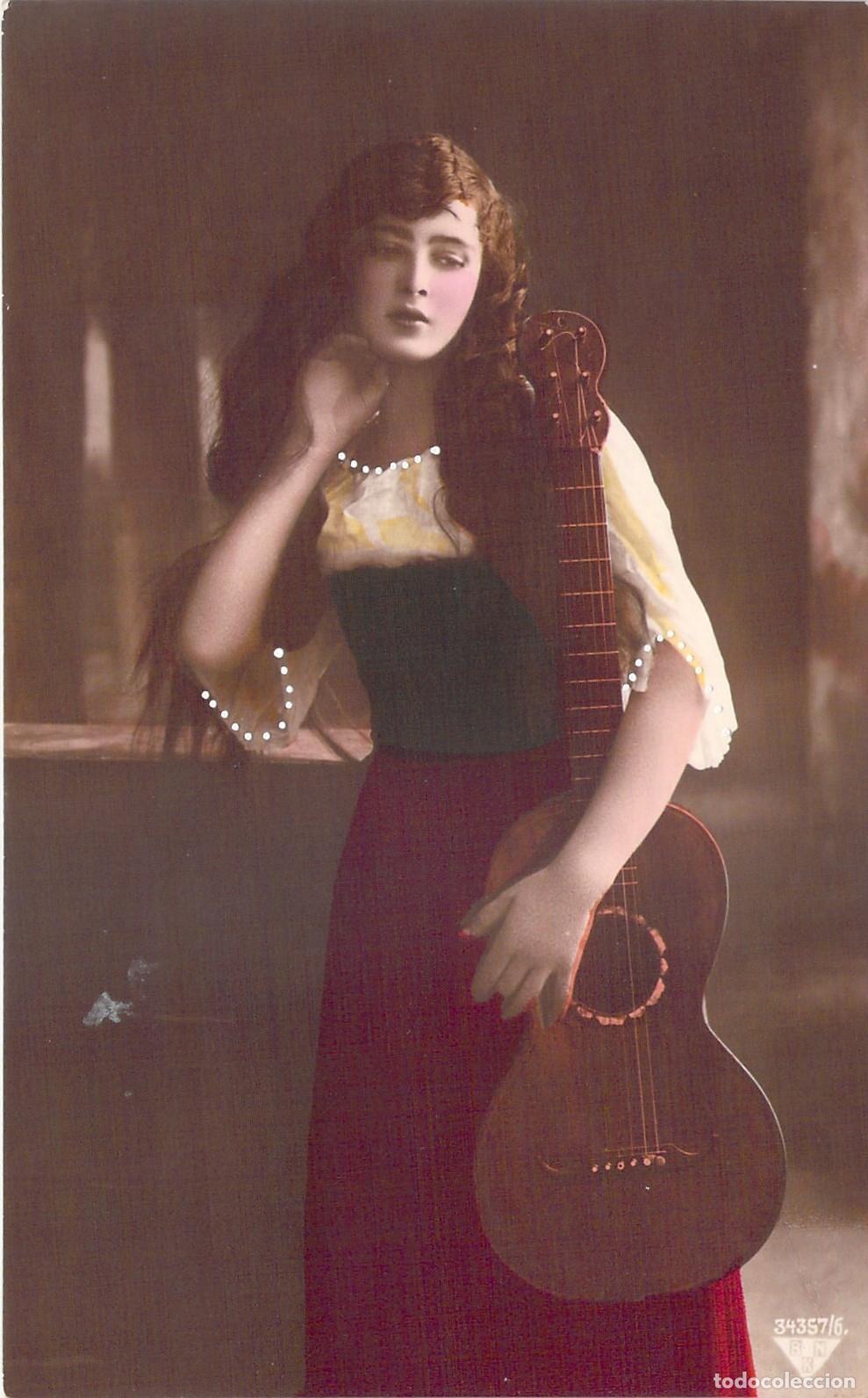 Postales: Postal de Mujer con Guitarra Retrato Art&iacute;stico Coloreado