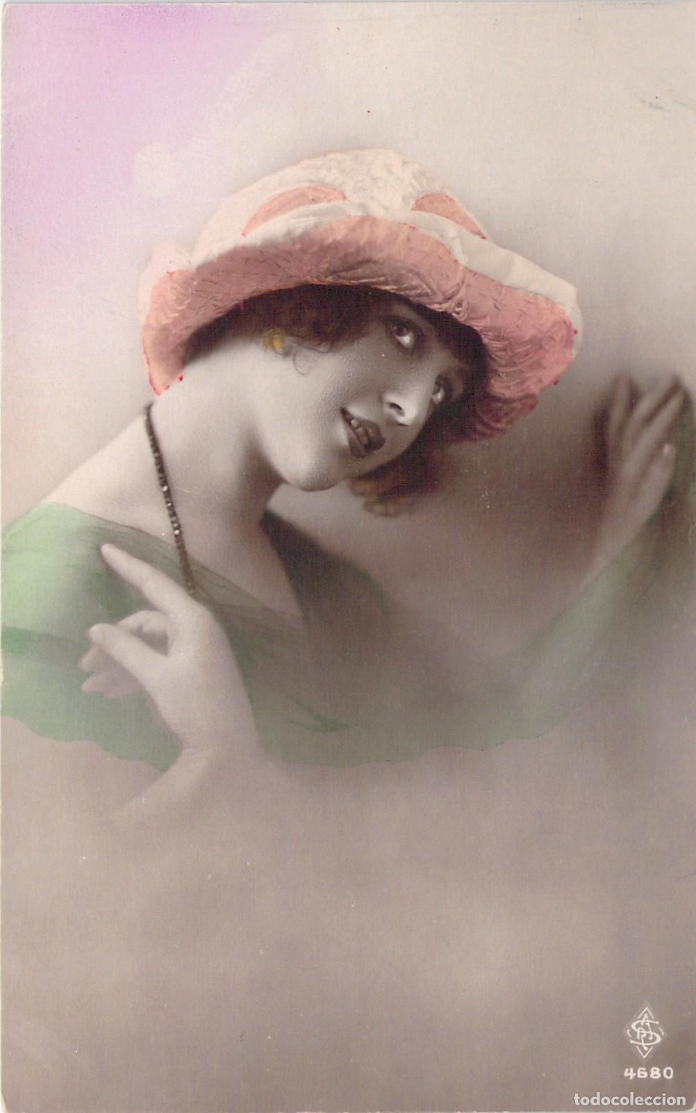 Postales: Postal de Retrato Femenino con Sombrero y Mensaje de Felicitaci&oacute;n