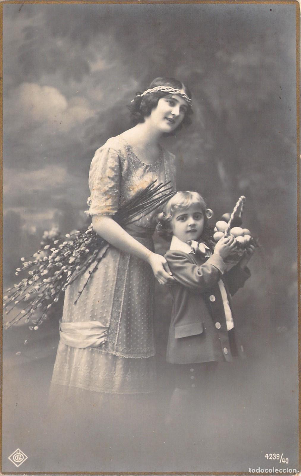 Postales: Postal Retrato de Mujer y Ni&ntilde;o con Huevos de Pascua Valencia