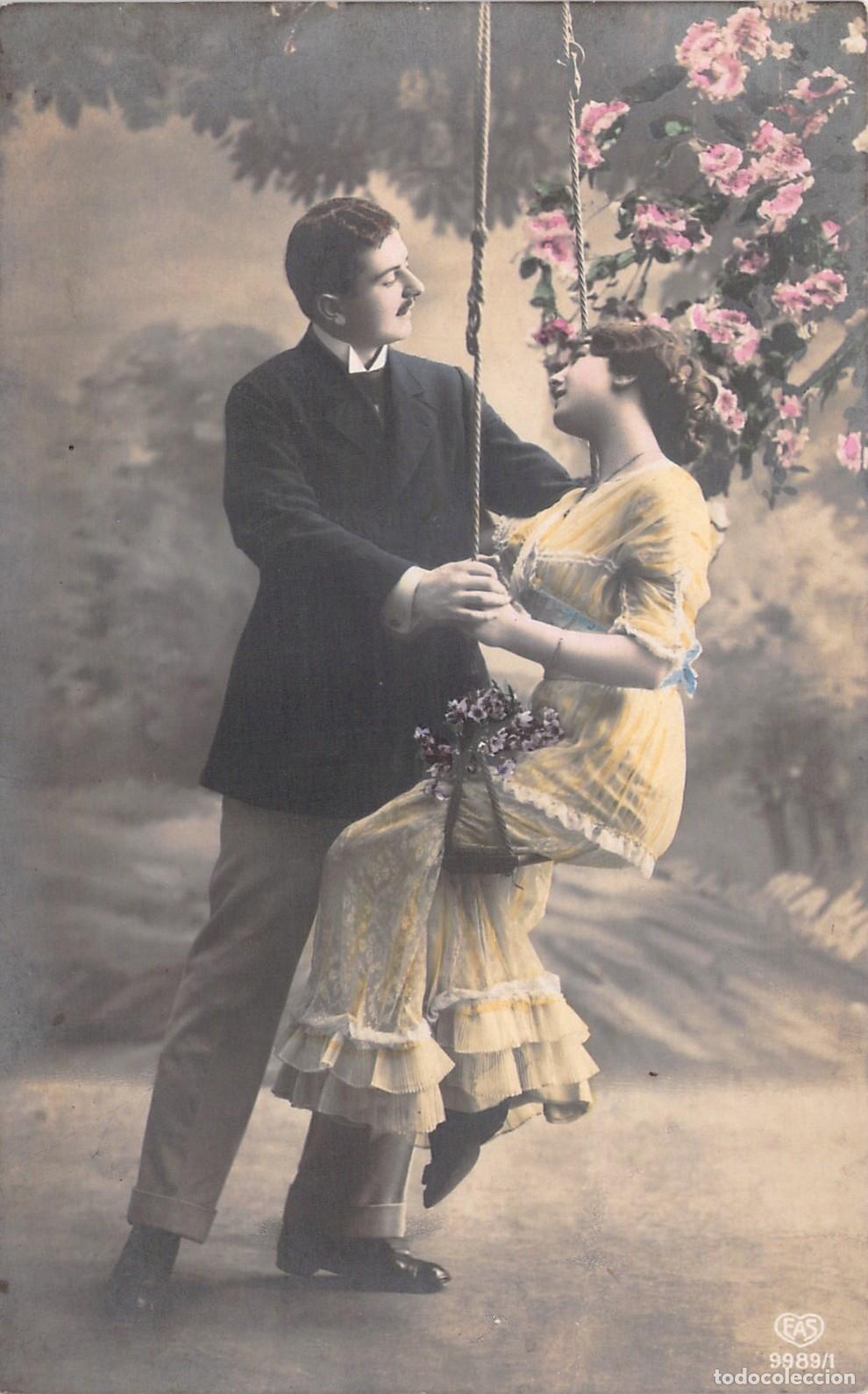Postales: Postal Rom&aacute;ntica de Pareja en Columpio Coloreada