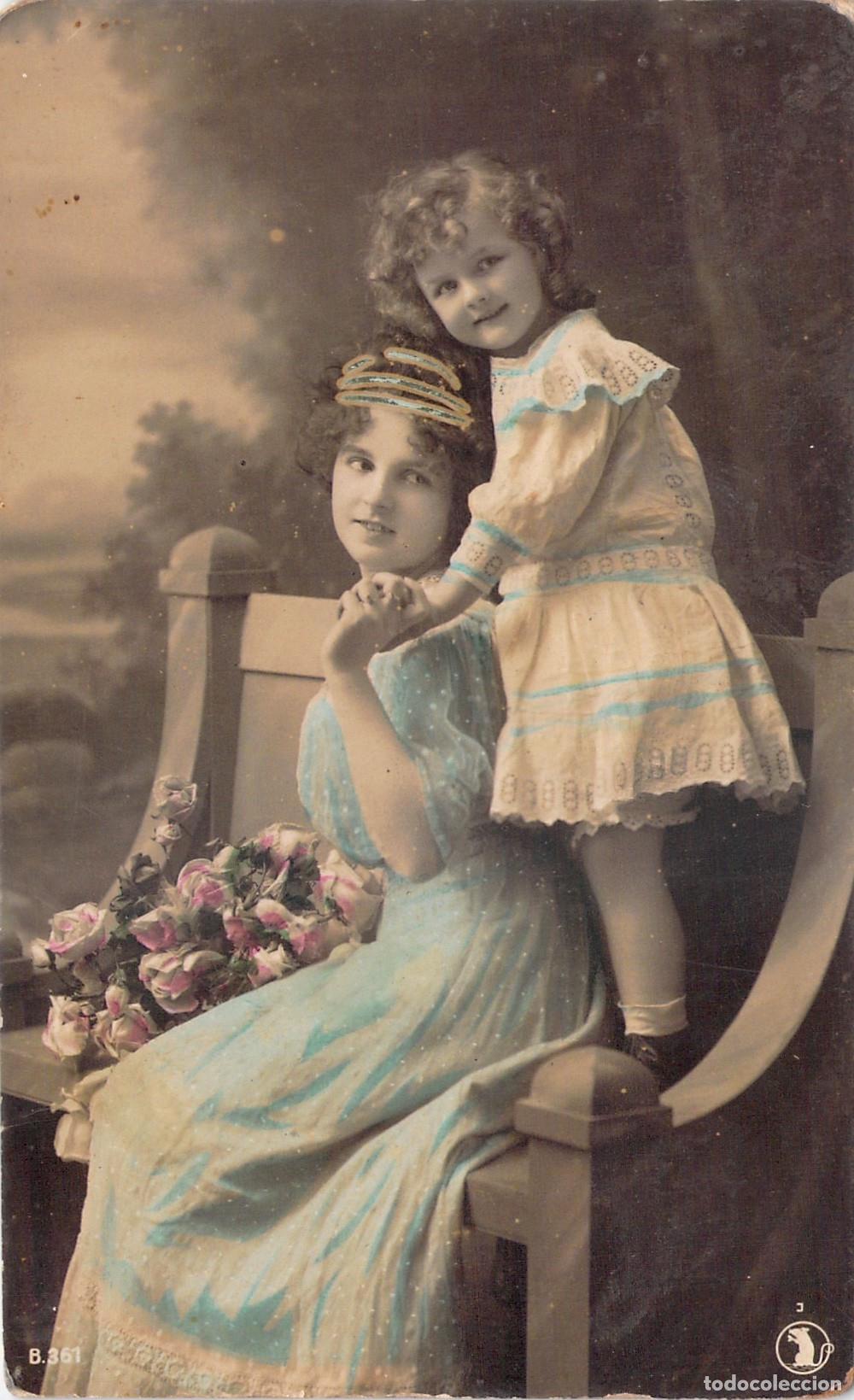 Postales: Postal Retrato de Dos Ni&ntilde;as con Flores Valencia Coloreada a Mano