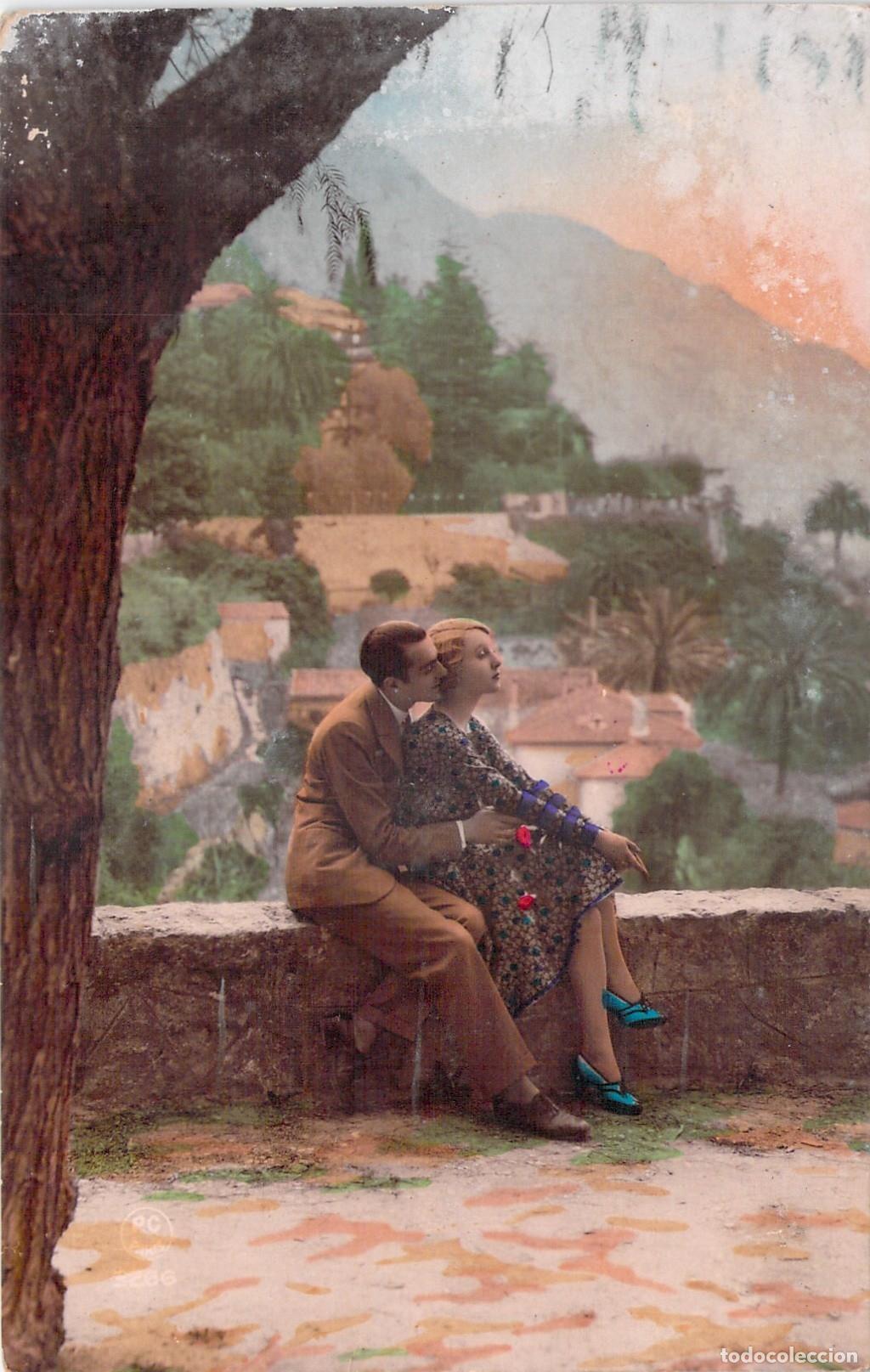 Postales: Postal Rom&aacute;ntica Pareja en Paisaje Mediterr&aacute;neo Coloreada a Mano