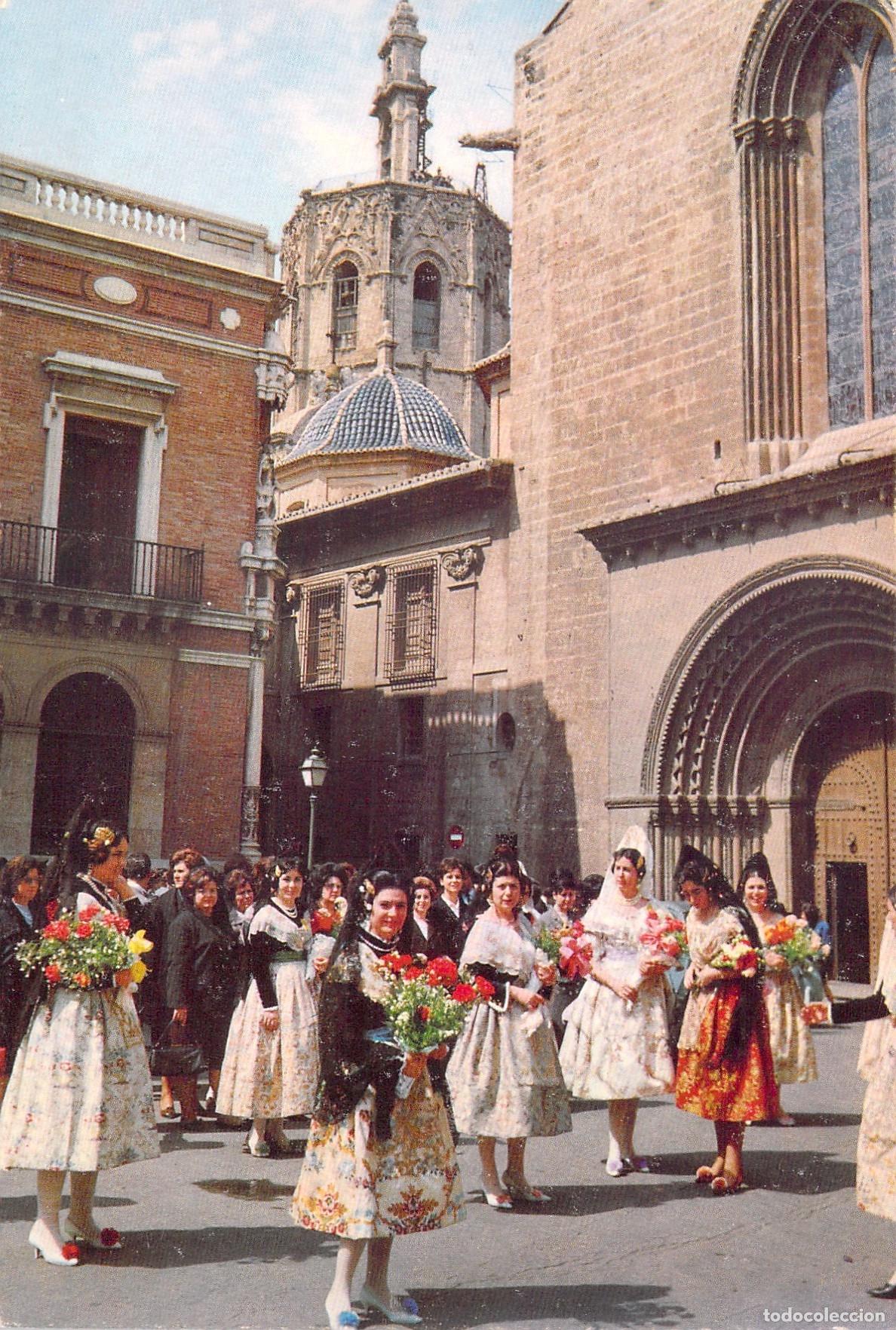 Postales: Postal de Valencia, Falleras en la Catedral Puerta de Liria