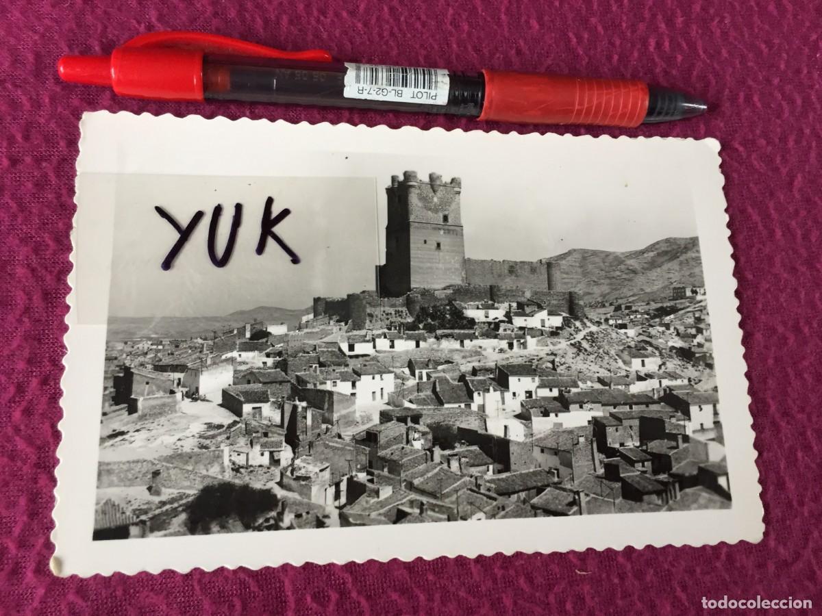 Postales: ANTIGUA FOTO POSTAL DE VILLENA (ALICANTE) VISTA PARCIAL DEL CASTILLO 1958