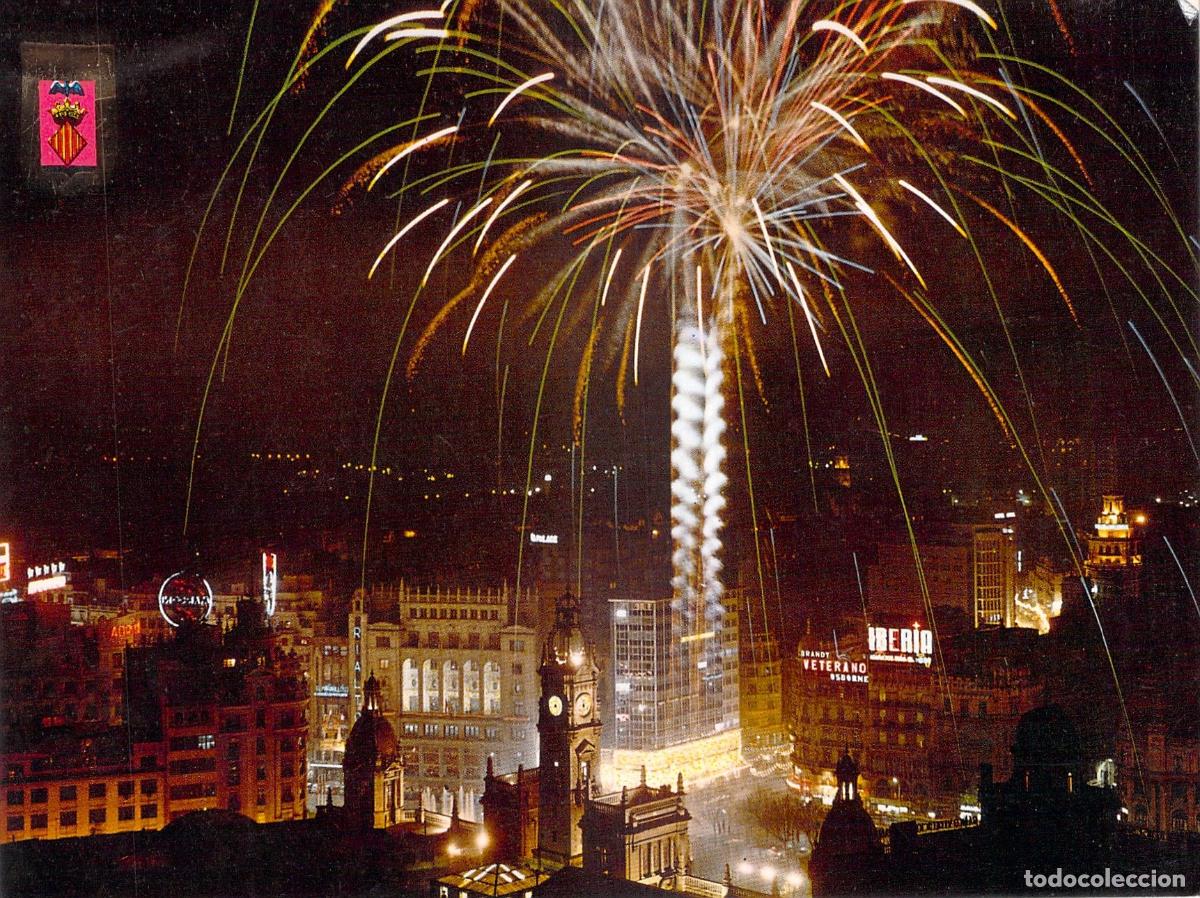 Postales: Postal de Valencia en Fallas con Fuegos Artificiales y Vista Nocturna