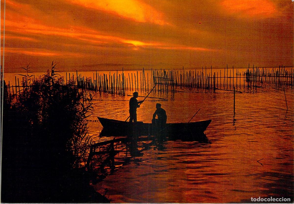 Postales: Postal de Valencia: Puesta de Sol en la Albufera con Pescadores