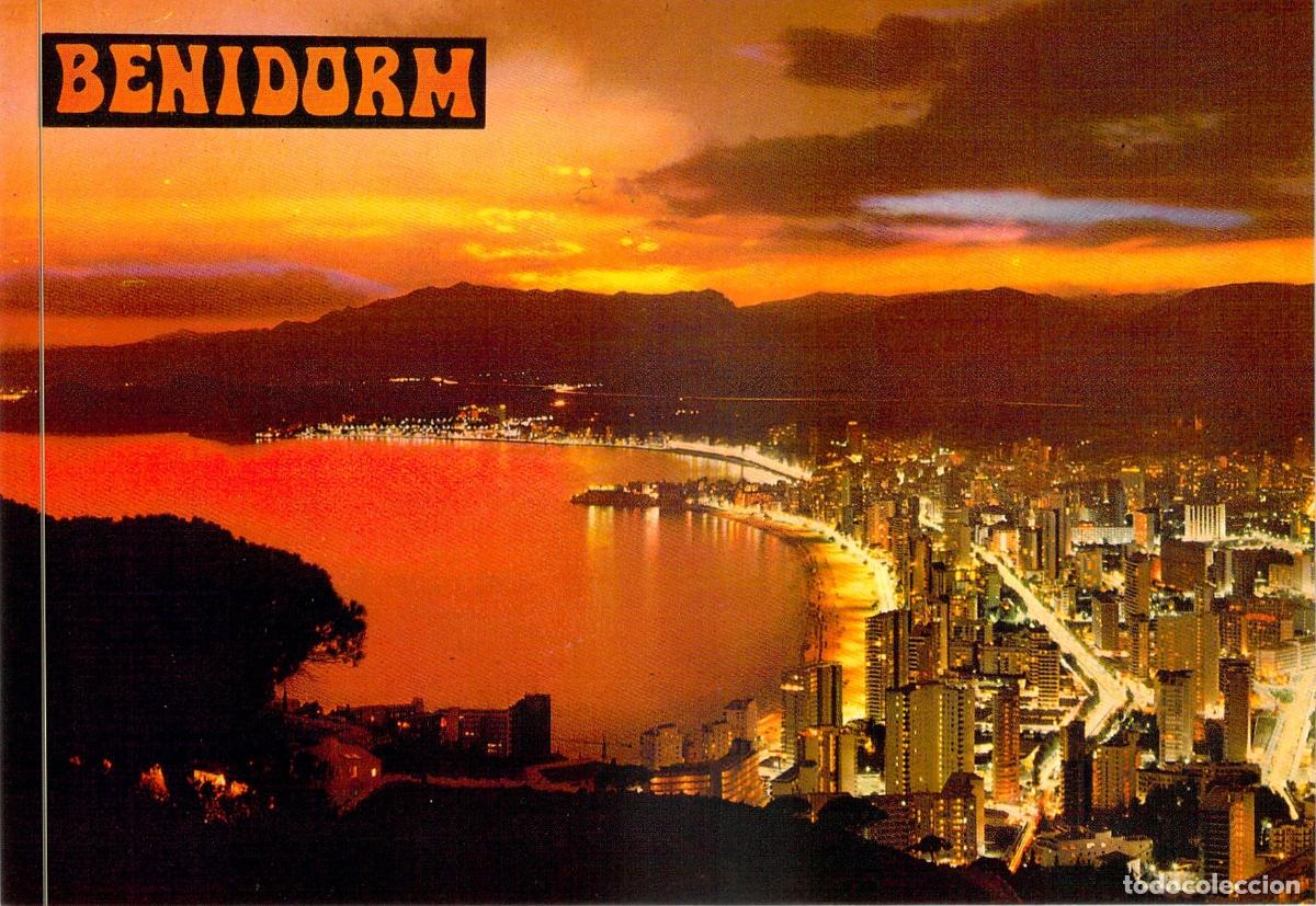 Postales: Postal de Benidorm al Atardecer con Vista Nocturna de los Rascacielos