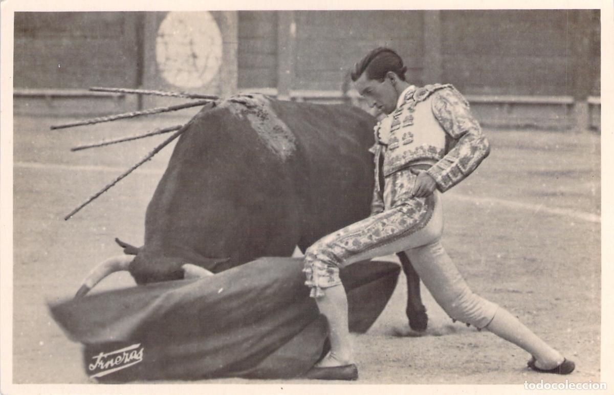 Postales: Postal de Corrida de Toros - Matador en Pase de Castigo