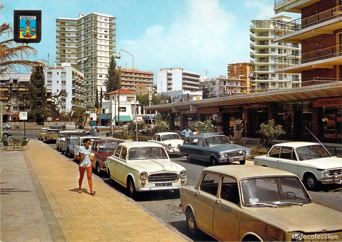 Postales: Postal de Benidorm, Calle de Valencia con Coches Cl&aacute;sicos